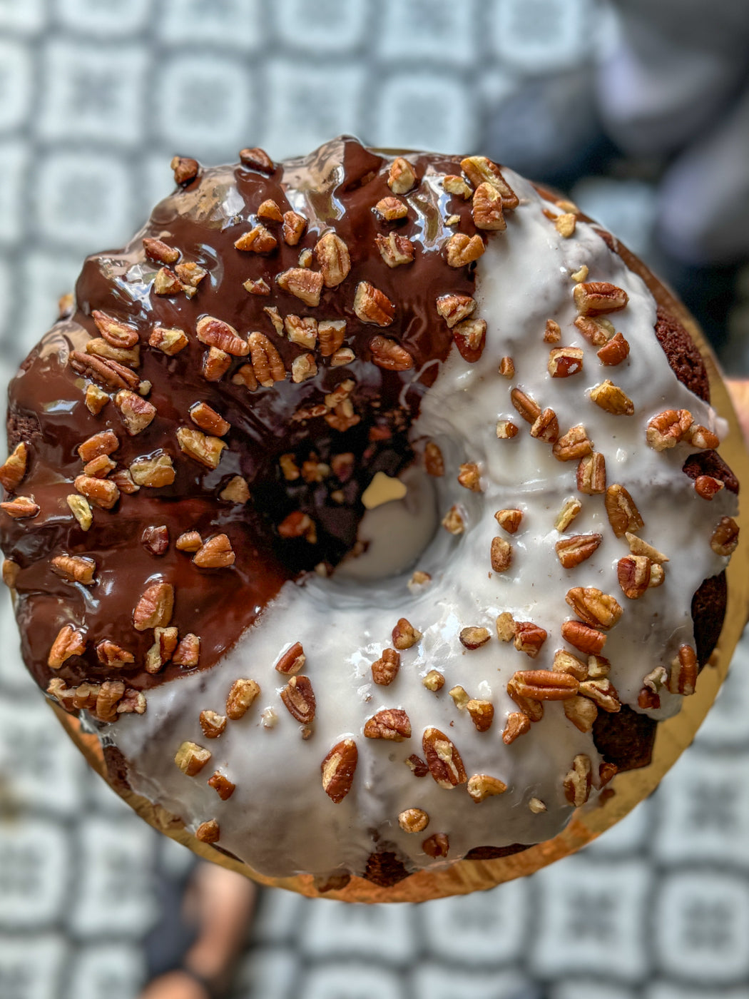 Black and White Banana Large Cake, 9"