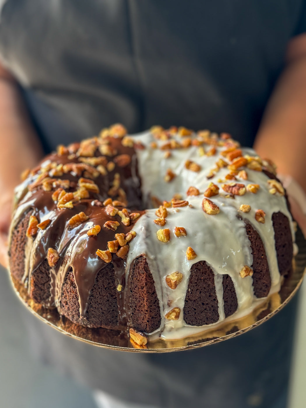 Black and White Banana Large Cake, 9"